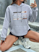 Moletom Feminino Vintage Calvin Style com Capuz – Estampa Letter Print, Manga Longa e Bolso Canguru