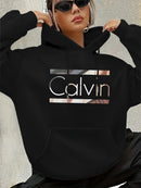 Moletom Feminino Vintage Calvin Style com Capuz – Estampa Letter Print, Manga Longa e Bolso Canguru